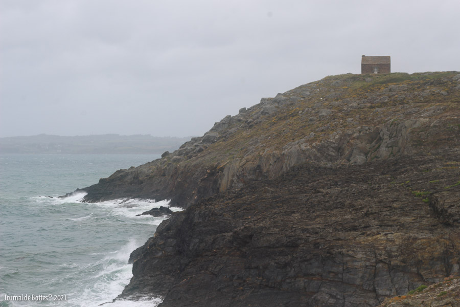 La côte sous la pluie
