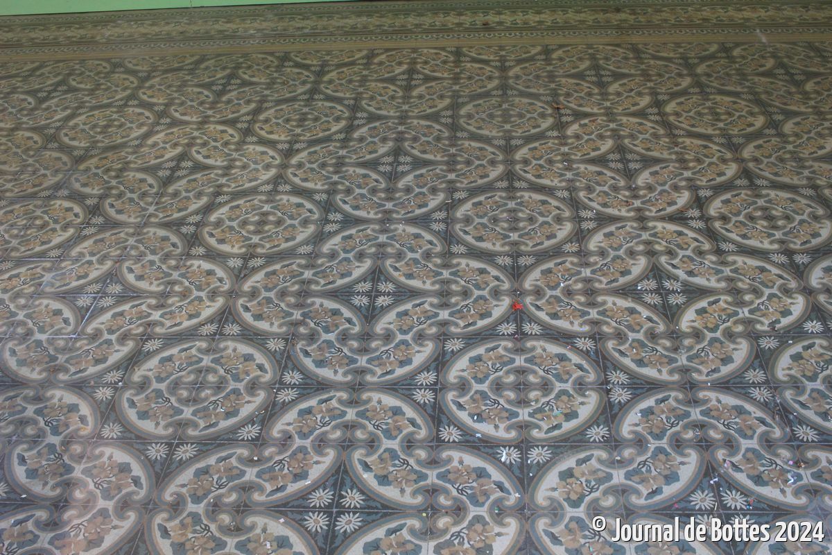 Vieux carrelage ciment à Digoin